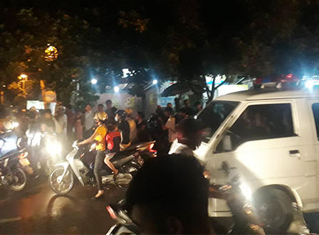 Cảnh sát luân phiên phong tỏa, kêu gọi đối tượng cố thủ trong nhà đầu thú