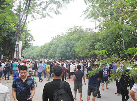 Cảnh sát phong tỏa cả tuyến đường bắt đối tượng nguy hiểm