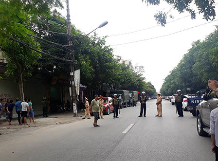 Cảnh sát phong tỏa cả tuyến đường bắt đối tượng nguy hiểm