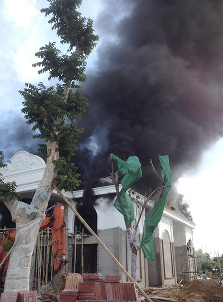 Cháy tòa nhà 2 tầng đang thi công, may mắn 15 công nhân không bị thương