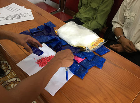 Bắt hai đối tượng mang theo 6.800 viên ma túy tổng hợp