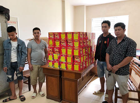 Lái Mercedes chở pháo đi bán 