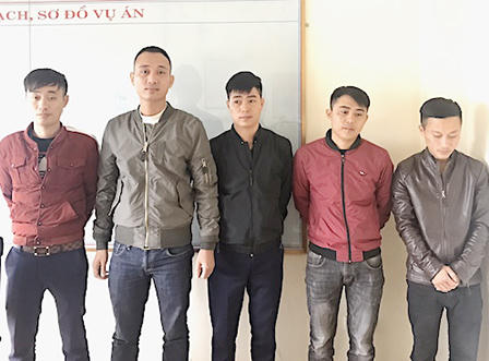 Mâu thuẫn trong thang máy, rút búa đánh 2 người bị thương