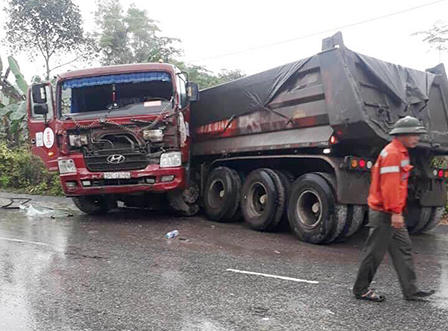 Xe buýt va rơi xuống vực, 20 hành khách may mắn thoát chết