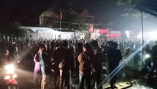 Ném đá vào nhà báo cháy cho gia chủ mở cửa thoát thân