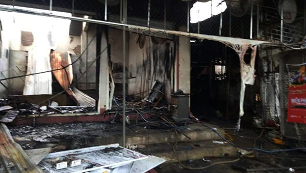 Ném đá vào nhà báo cháy cho gia chủ mở cửa thoát thân