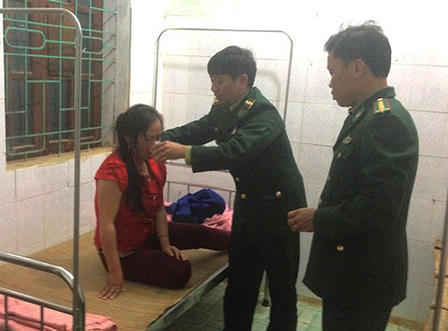 Mâu thuẫn với chồng, vợ trẻ ăn lá ngón nguy kịch