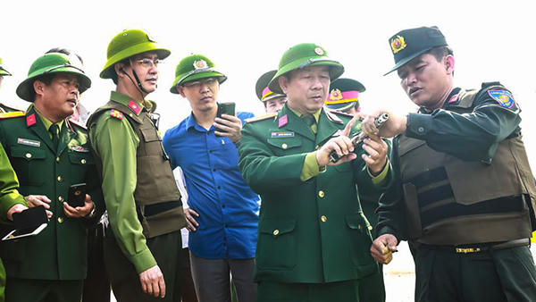 Thấy khẩu súng 7 viên đạn và lựu đạn rút chốt quanh xe ôtô các đối tượng cố thủ