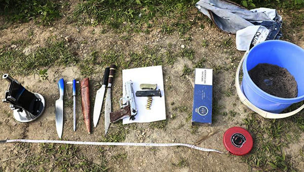 Thấy khẩu súng 7 viên đạn và lựu đạn rút chốt quanh xe ôtô các đối tượng cố thủ