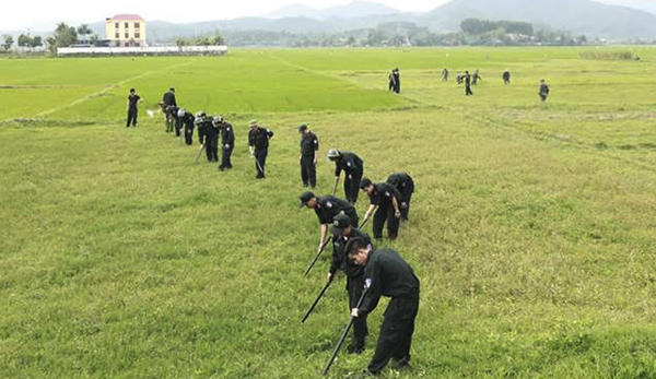 Thấy khẩu súng 7 viên đạn và lựu đạn rút chốt quanh xe ôtô các đối tượng cố thủ