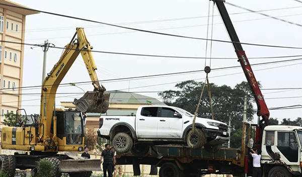 Thấy khẩu súng 7 viên đạn và lựu đạn rút chốt quanh xe ôtô các đối tượng cố thủ