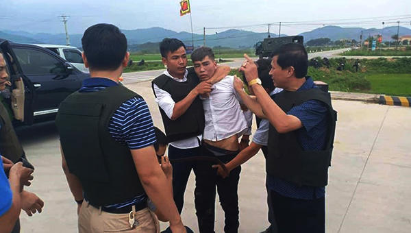 Bắt thêm nhiều nghi phạm vụ 2 đối tượng cố thủ trong ô tô chở ma túy