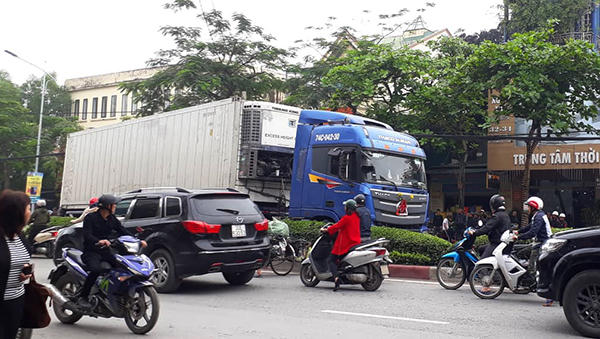 Người đàn ông bị cuốn vào gầm xe container tử vong