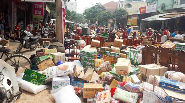 'Bà hỏa' thiêu trụi 3 ngôi nhà, người dân hì hục khuân hàng ra đường