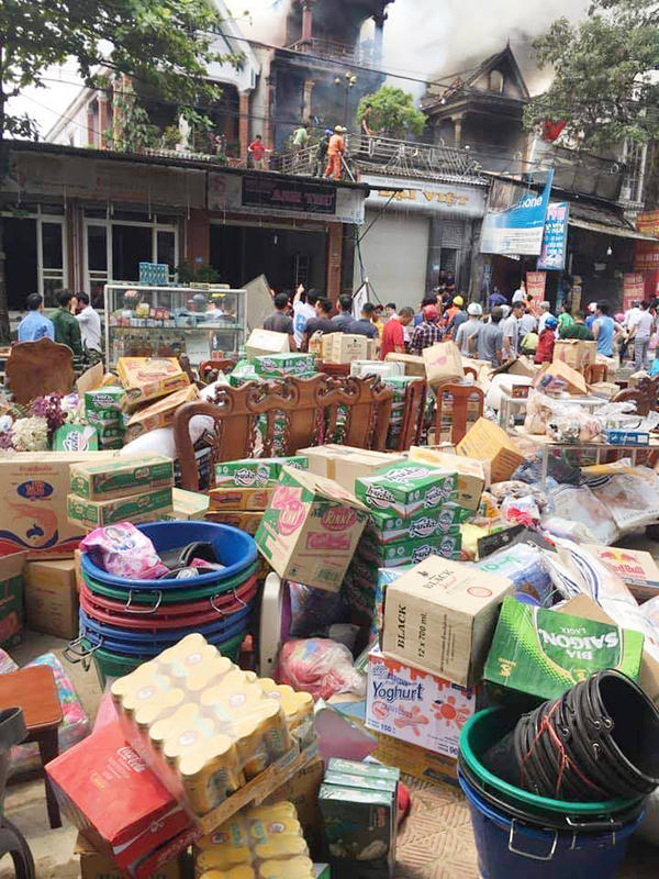 'Bà hỏa' thiêu trụi 3 ngôi nhà, người dân hì hục khuân hàng ra đường