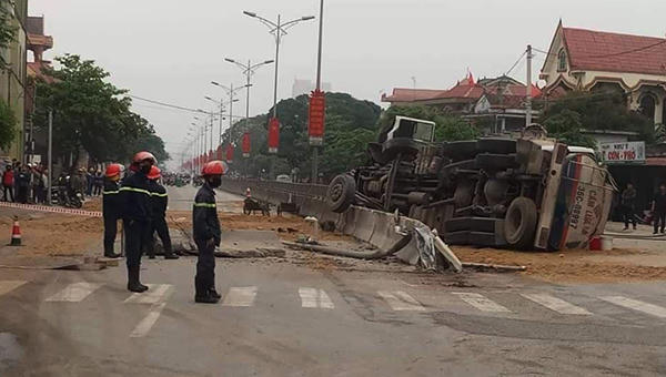 Xe bồn lật giữa quốc lộ, xăng tràn cả vào cống khu dân cư