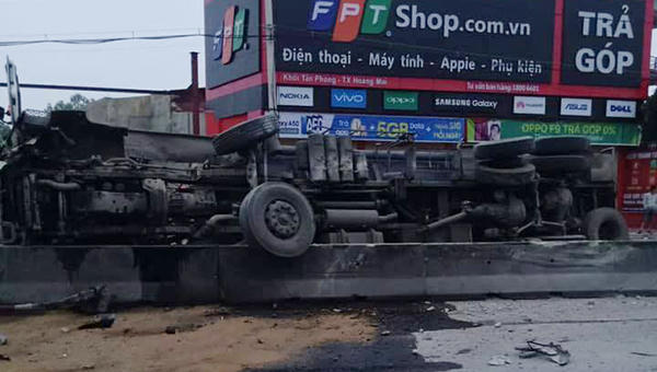 Xe bồn lật giữa quốc lộ, xăng tràn cả vào cống khu dân cư