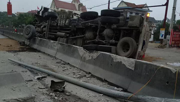 Xe bồn lật giữa quốc lộ, xăng tràn cả vào cống khu dân cư