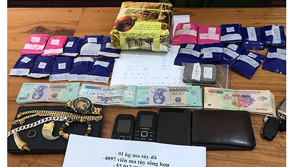 Ngụy trang vận chuyển 4.000 viên ma túy, bỏ chạy khi gặp CSGT 