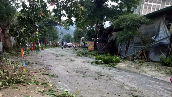 Lốc xoáy 15 phút tốc mái 250 ngôi nhà ở Nghệ An