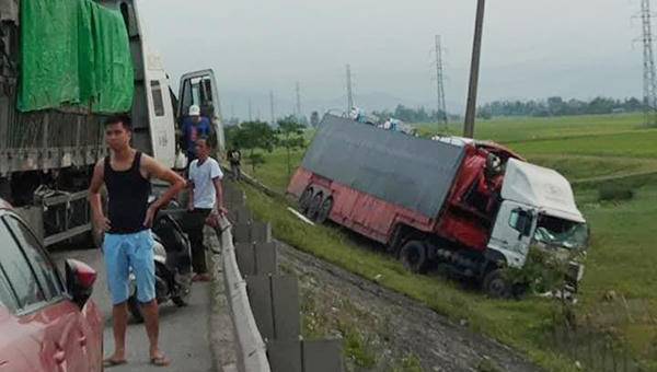 4 ô tô tông liên hoàn, tài xế kẹt trong cabin trên đường tránh TP Vinh 