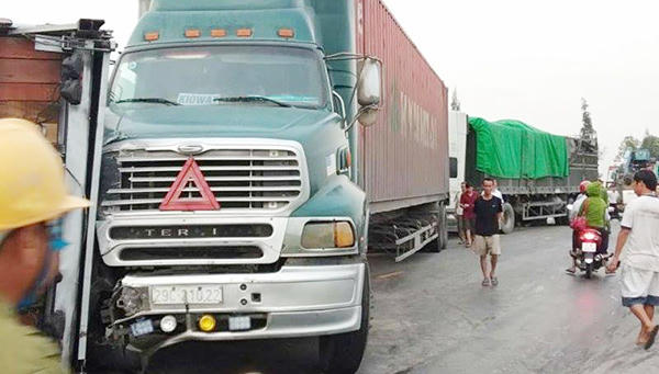 4 ô tô tông liên hoàn, tài xế kẹt trong cabin trên đường tránh TP Vinh 