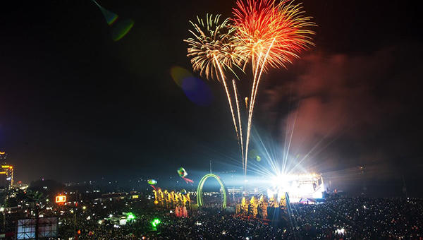 Phó Thủ tướng Vương Đình Huệ đánh trống khai mạc Hội du lịch Cửa Lò năm 2019