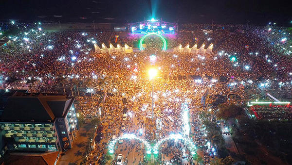 Phó Thủ tướng Vương Đình Huệ đánh trống khai mạc Hội du lịch Cửa Lò năm 2019