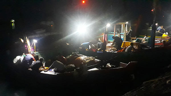 Náo nức tàu chở sản vật biển cập cảng Cửa Sót ngày lễ 