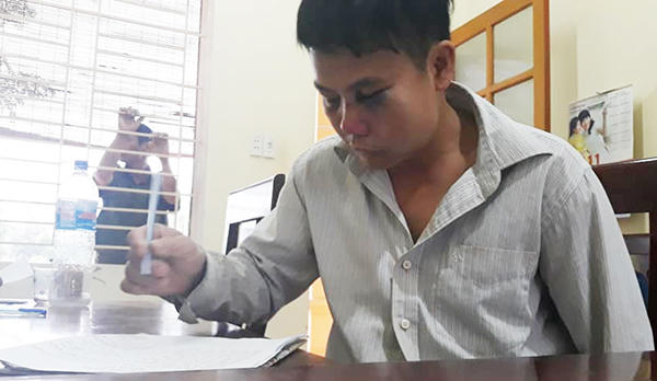 “Cẩu tặc” bị bắt lúc mờ sáng với tuýp sắt, súng điện