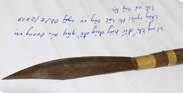 Em bị tai nạn, anh trai mang dao đến hiện trường đe dọa cảnh sát làm nhiệm vụ