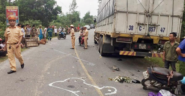 Em bị tai nạn, anh trai mang dao đến hiện trường đe dọa cảnh sát làm nhiệm vụ