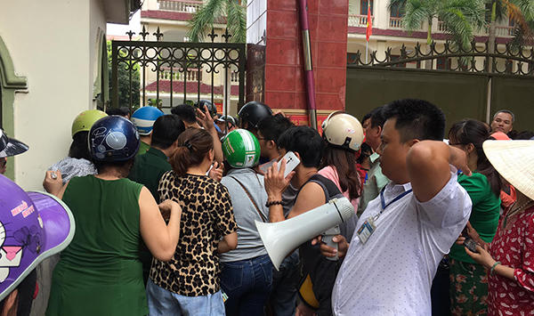 Cháy trường mầm non giữa trưa, người dân phá cổng sơ tán hàng trăm học sinh