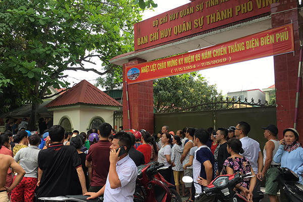 Cháy trường mầm non giữa trưa, người dân phá cổng sơ tán hàng trăm học sinh