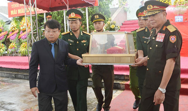 An táng 7 hài cốt liệt sỹ, quân tình nguyện, chuyên gia Việt Nam hi sinh tại Lào về đất mẹ