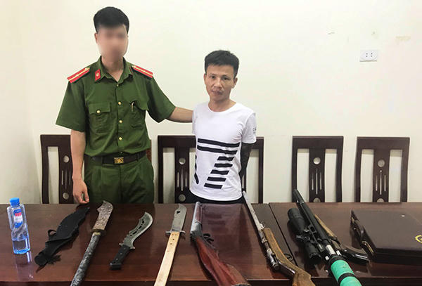 Bắt ba đối tượng dùng súng 'bảo kê' cho thuê máy gặt