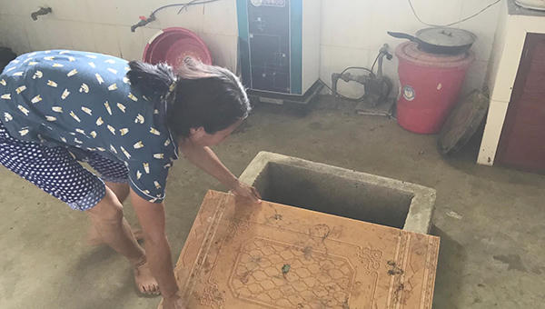 Cả nhà đến bệnh viện xét nghiệm trước thông tin hàng xóm đổ thuốc diệt cỏ xuống giếng 