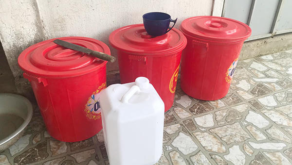 Cả nhà đến bệnh viện xét nghiệm trước thông tin hàng xóm đổ thuốc diệt cỏ xuống giếng 