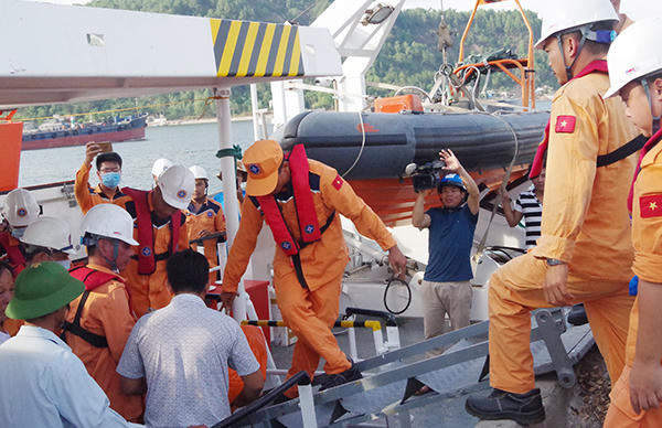 Những nạn nhân đầu tiên vụ chìm tàu trên biển được đưa về đất liền