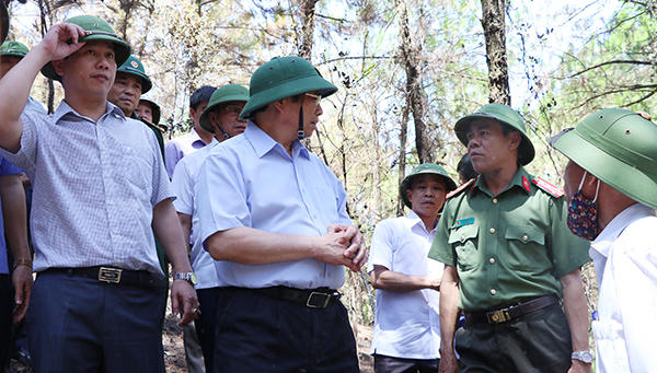 Trưởng ban Tổ chức Trung ương trực tiếp kiểm tra công tác chữa cháy rừng tại Hà Tĩnh