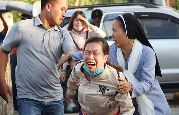 Khóc ngất bên quan tài người mẹ bị lửa thiêu khi tham gia chữa cháy rừng