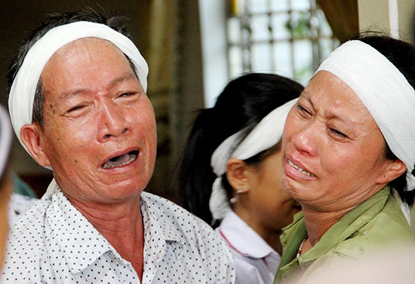 Khóc ngất bên quan tài người mẹ bị lửa thiêu khi tham gia chữa cháy rừng