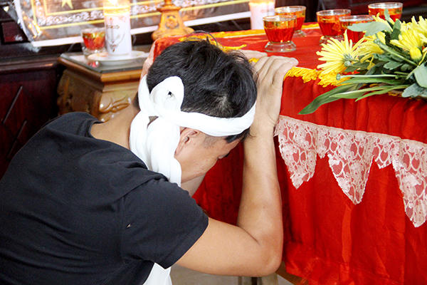 Khóc ngất bên quan tài người mẹ bị lửa thiêu khi tham gia chữa cháy rừng