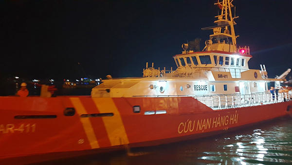 Nước mắt tủi mừng bên cảng đón những thuyền viên sống sót trở về 