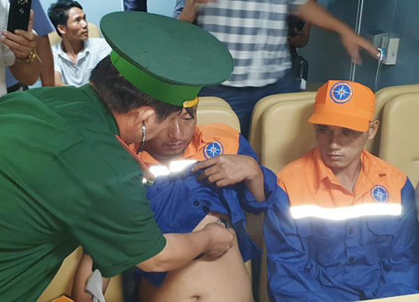 Nước mắt tủi mừng bên cảng đón những thuyền viên sống sót trở về 