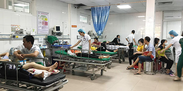 Ô tô khách chở hơn 20 công nhân lật nhào xuống ruộng