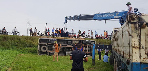 Ô tô khách chở hơn 20 công nhân lật nhào xuống ruộng