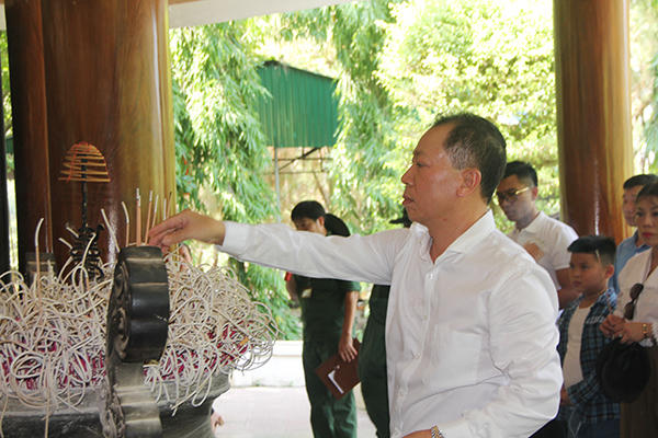 Báo Pháp luật Việt Nam bắt đầu chuyến tri ân tháng 7