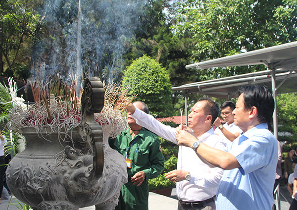 Báo Pháp luật Việt Nam bắt đầu chuyến tri ân tháng 7