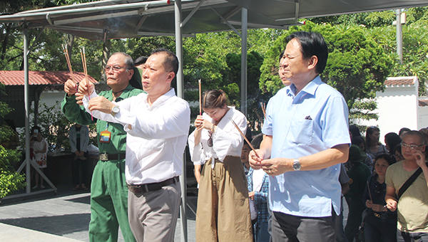 Báo Pháp luật Việt Nam bắt đầu chuyến tri ân tháng 7